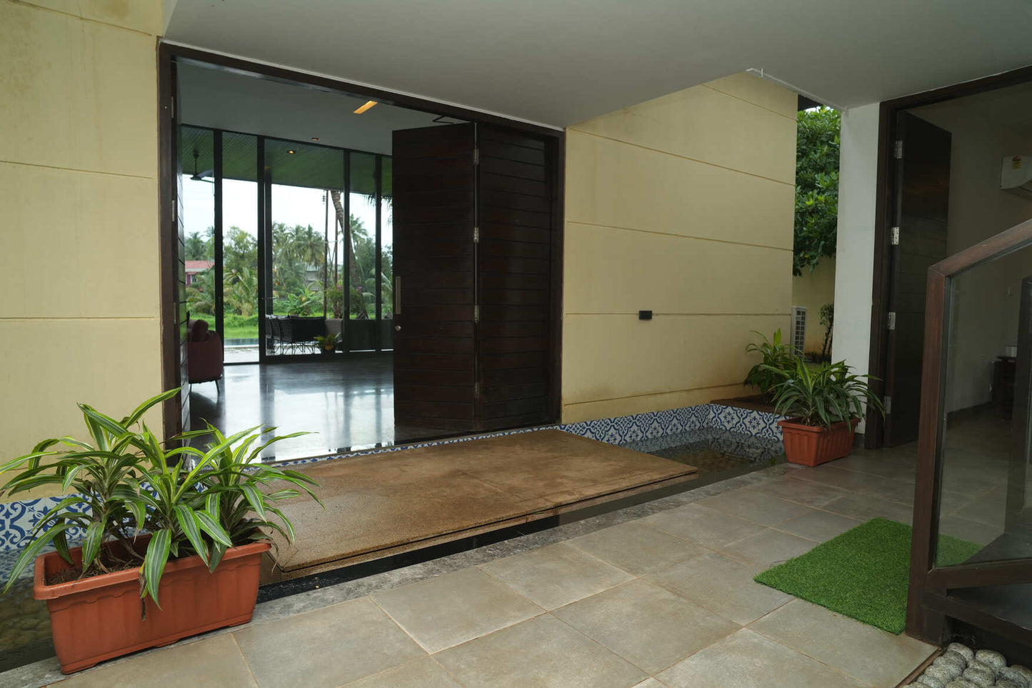 Staycationer Jashn, Parra - 3 BHK Villa with Large Garden View Pool
