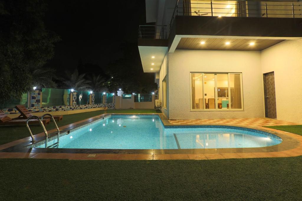 Staycationer Platinum - 4 Bedroom Garden Villa with a Private Pool in Lonavala