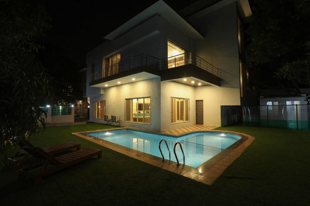 Staycationer Platinum - 4 Bedroom Garden Villa with a Private Pool in Lonavala
