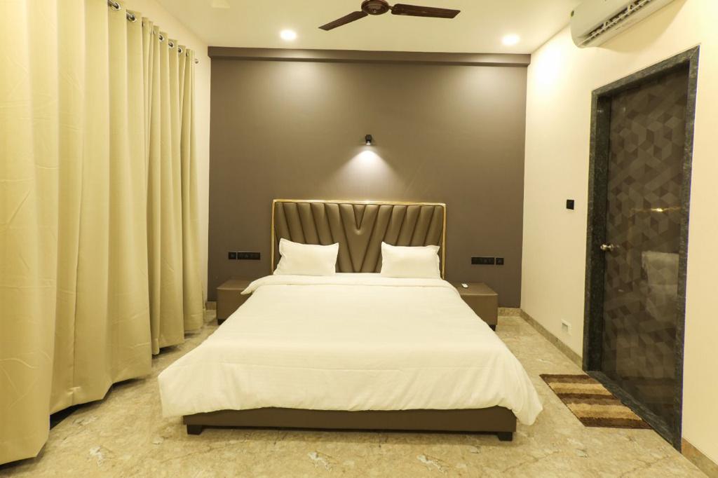Staycationer Platinum - 4 Bedroom Garden Villa with a Private Pool in Lonavala