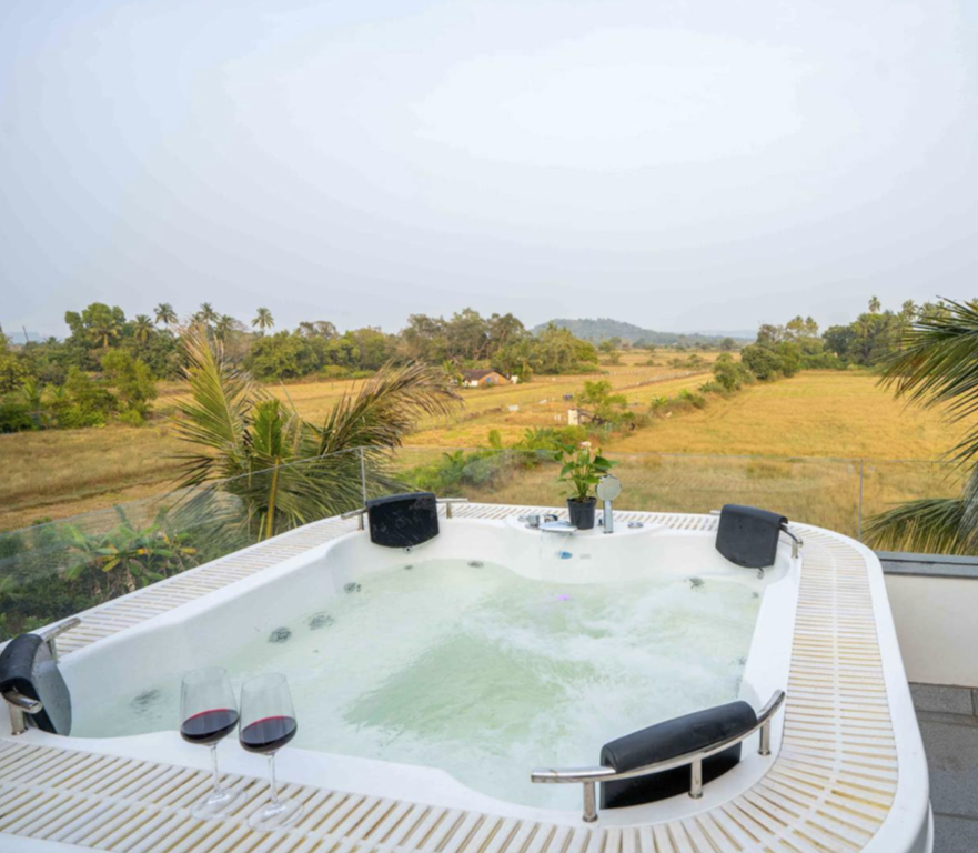 Staycationer Pénte - 5 BR Luxe Home with pool, field view & jacuzzi in Saligao, Goa (VLMS)