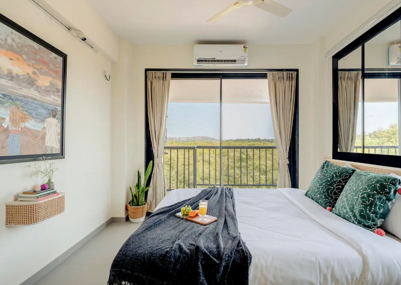 The Den - Chic and breezy 2-bedroom with a view in Candolim, Goa with Pool!