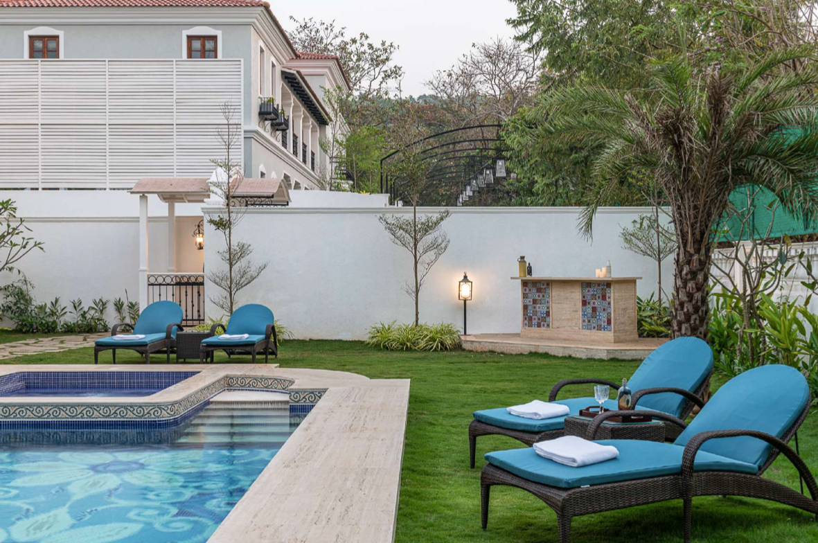 Staycationer Solaris II - 5 BHK Ultra Luxury Villa with Big Pool & Lawn in Anjuna, Goa