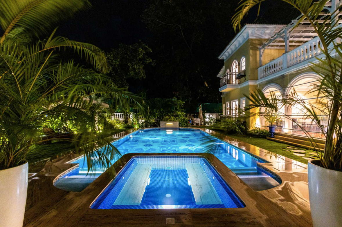 Staycationer Solaris II - 5 BHK Ultra Luxury Villa with Big Pool & Lawn in Anjuna, Goa