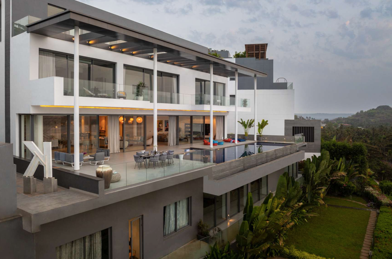 Bayfront - 7 BR Super Luxe Celebrity Villa facing the ocean in Candolim, Goa