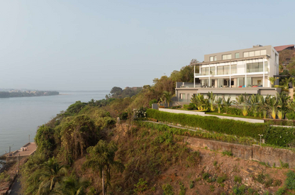 Bayfront - 7 BR Super Luxe Celebrity Villa facing the ocean in Candolim, Goa