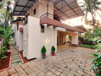 Casa Miramar - 4 Bedroom Pool Bungalow near Dona Paula Beach, Goa