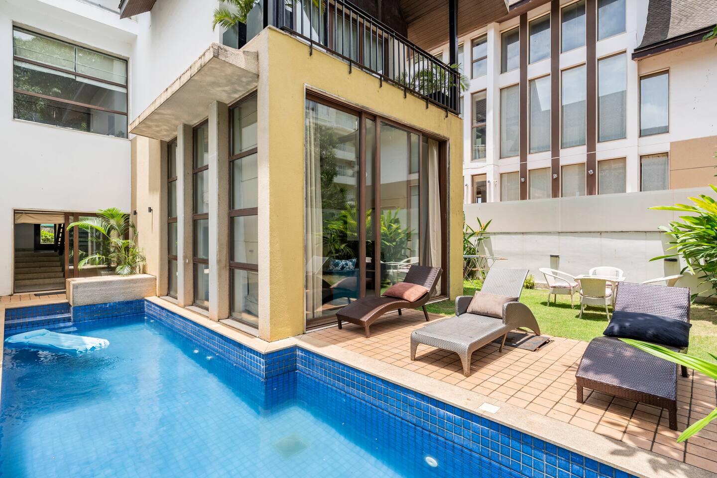 Staycationer Bali Bliss - 4 Bedroom Balinese Villa near Candolim Beach, Goa